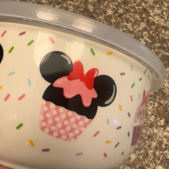 🎀 Mickey and Friends Cupcake Design Bowl with Lid - NEW - Picture 3 of 5